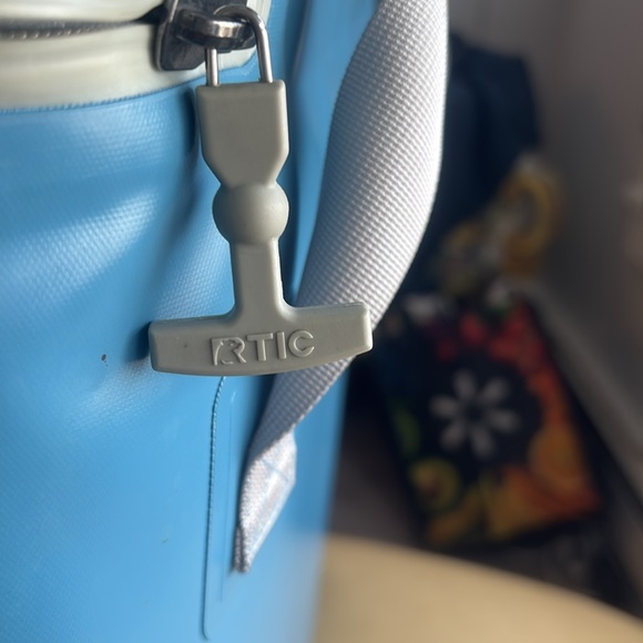 Awesome Huge Rtic soft cooler 40 can Light Blue - Picture 6 of 11